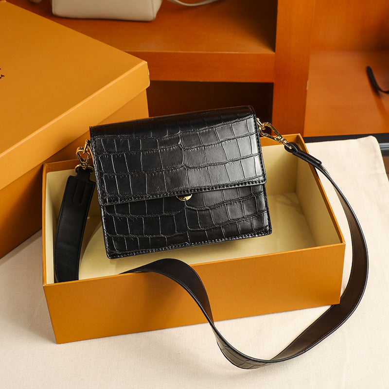 Claudia | Borsa