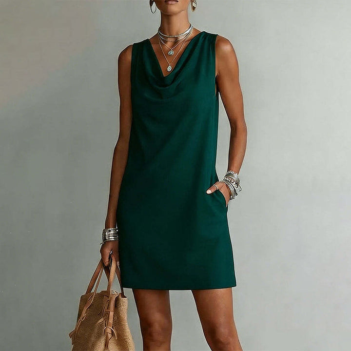 👗 50% DI SCONTO ORA! ⏰ Elegante Abito Slim Fit con Scollo a Cowl – Senza maniche, tasche laterali e versatile – Drappeggio valorizzante, perfetto per il lavoro o le serate – Comodo e chic ✨🌸